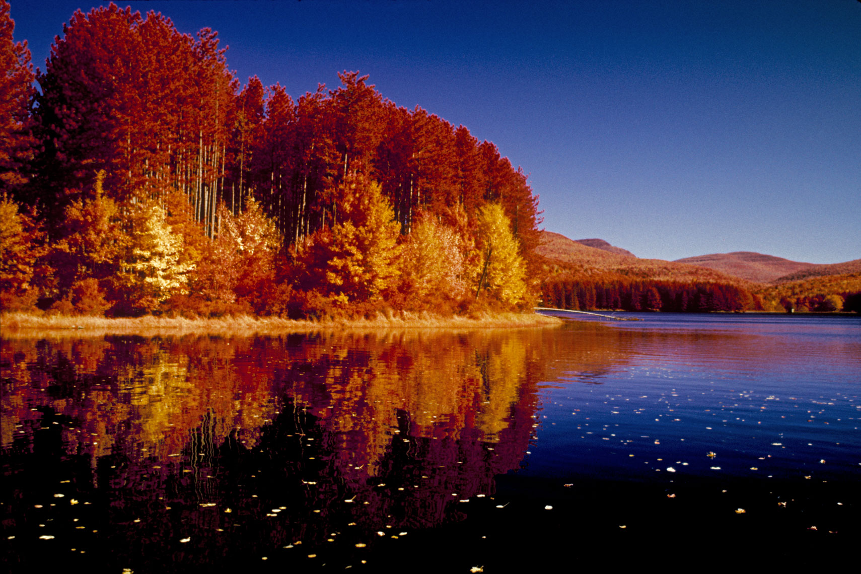 04_Infrared-Autumn-Lake